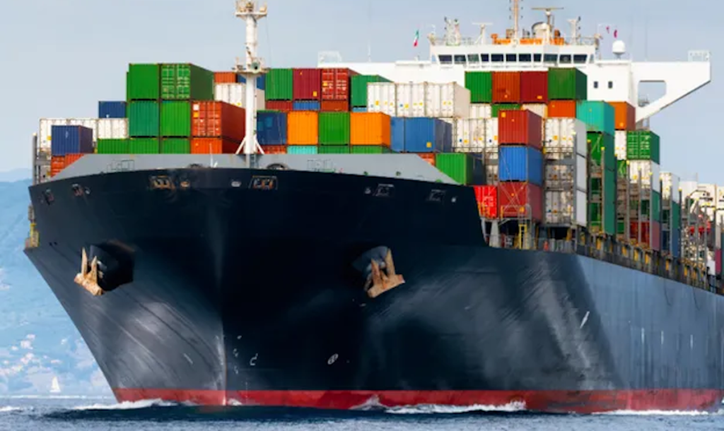 Pengiriman barang menggunakan kapal kargo